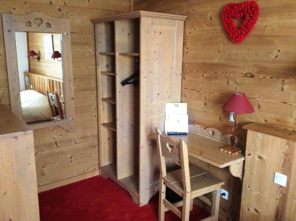 Logis Le Pont De Champ Hotel Beaucroissant Стая снимка