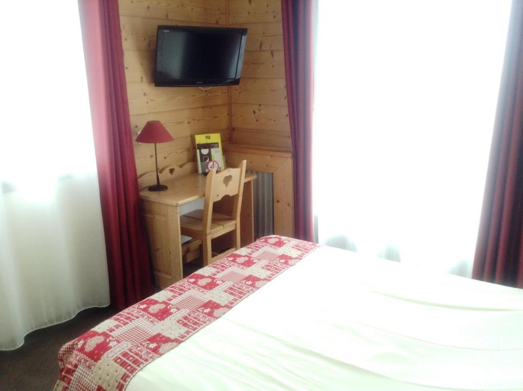 Logis Le Pont De Champ Hotel Beaucroissant Стая снимка