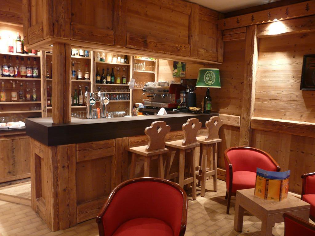 Logis Le Pont De Champ Hotel Beaucroissant Екстериор снимка