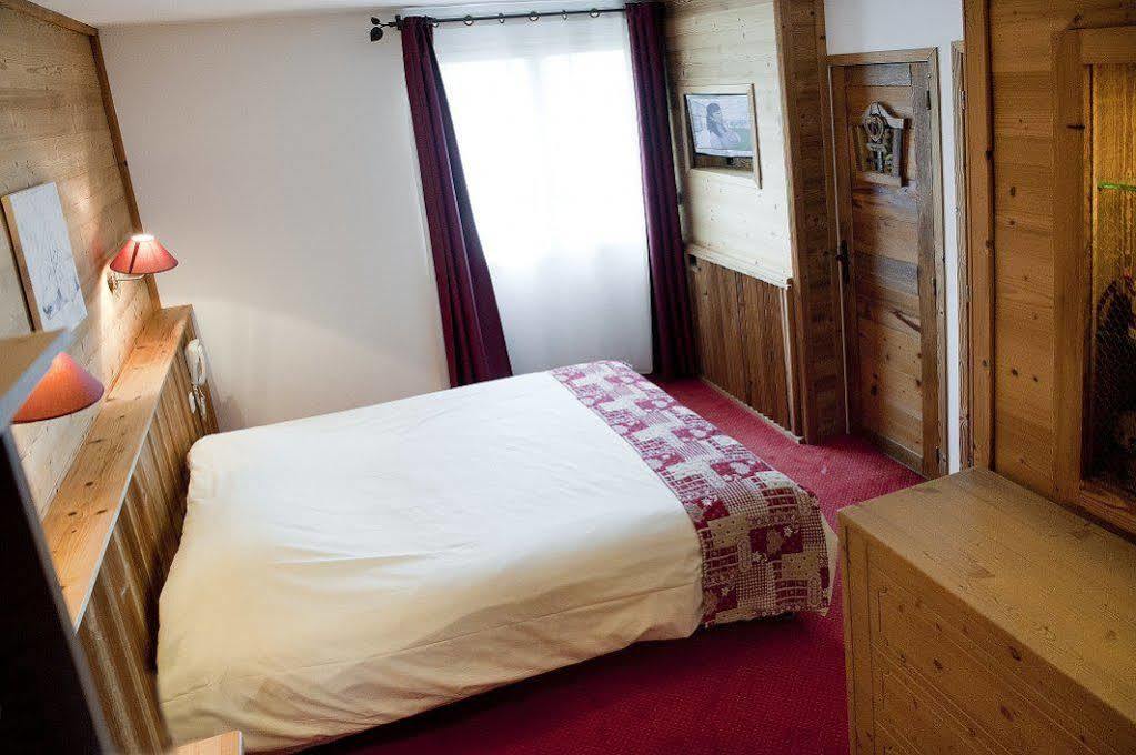 Logis Le Pont De Champ Hotel Beaucroissant Екстериор снимка